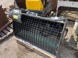 une photo d'une grosse machine posée dans la terre