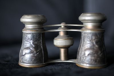 une paire de jumelles posée sur une table