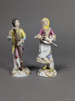 paire de figurines en porcelaine représentant un homme et une femme
