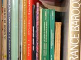 de nombreux livres qui sont rangés les uns à côté des autres sur une étagère