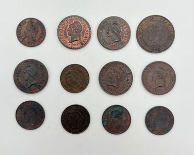 un tas de vieilles pièces posées sur une surface blanche