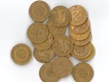 une pile de vieilles pièces de monnaie sur une surface blanche