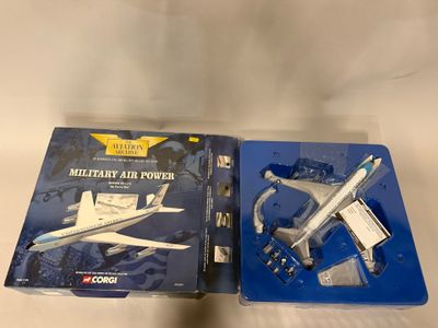 deux maquettes d'avion posées l'une sur l'autre sur une table
