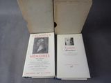 deux livres qui se trouvent dans une boîte