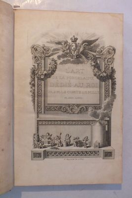 un livre ouvert sur lequel figurent l'image d'un oiseau et d'un vase
