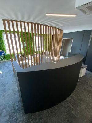 - 1 banque en stratifié noir 268x110x123 cm