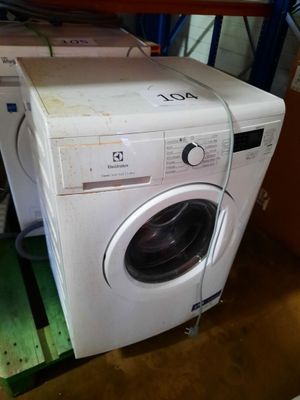 une machine à laver et un sèche-linge installés dans une pièce