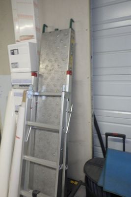 une échelle appuyée contre un mur dans un garage