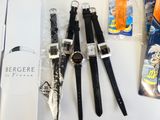 trois montres posées les unes à côté des autres sur une table