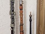 trois types d'instruments de musique différents posés sur une table