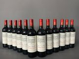 six bouteilles de vin rouge alignées sur une table