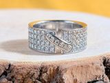 bague en argent sterling ornée de zircons cubiques posés sur un morceau de bois