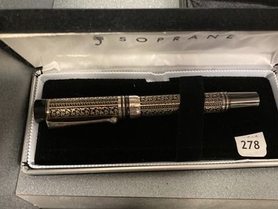 une boîte contenant un stylo et une autre boîte contenant elle-même un stylo