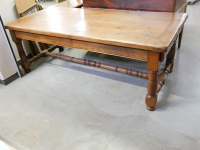 une table en bois sur laquelle est posée une boîte en bois