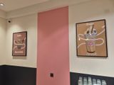 deux photos encadrées accrochées au mur d'un café