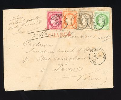 une vieille carte postale avec des timbres, sur fond noir
