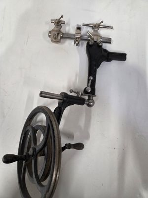 Un tour L. S. & C° en acier et fonte