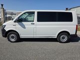 la camionnette blanche est garée sur le parking à l'extérieur du bâtiment