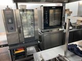 une cuisine équipée de nombreux appareils électroménagers