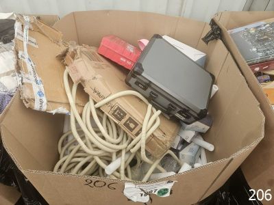 une boîte en carton remplie de matériel électronique et de câbles
