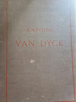 un vieux livre posé sur une table à côté d'une tasse de café