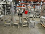 beaucoup de chaises dans un entrepôt, avec des palettes et des cartons