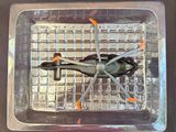une petite maquette d'hélicoptère dans un récipient en plastique
