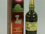 une image représentant une bouteille d'alcool à côté d'un carton de vin