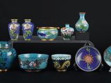 de nombreux vases et bols posés ensemble sur une étagère