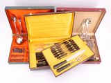 plusieurs types d'argenterie dans un coffret