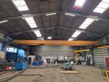 un grand bâtiment abritant de nombreux engins de chantier