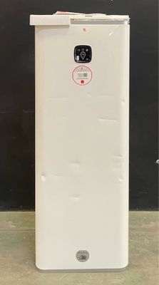 une photo d'un réfrigérateur blanc devant un mur noir