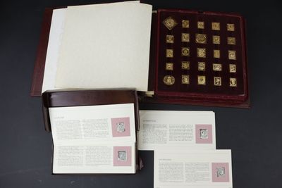 un livre ouvert posé sur une table, à côté d'une pile de papiers