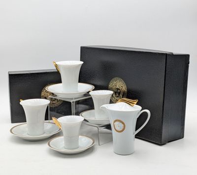 un assortiment de tasses à café et de soucoupes dans une boîte noire