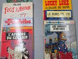 trois livres sont posés sur une table les uns à côté des autres