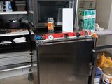 une petite cuisine avec un micro-ondes et beaucoup de nourriture sur le plan de travail