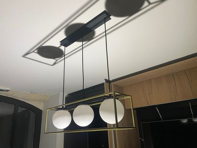 une lampe suspendue au plafond de la pièce