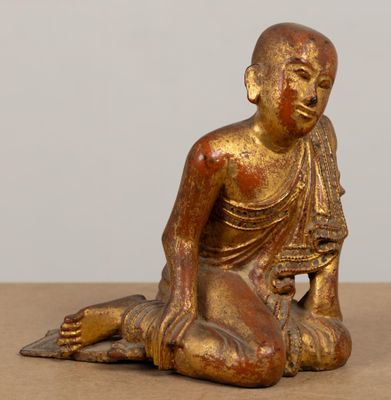 une image représentant une statue d'une personne assise par terre
