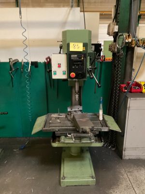 l'image d'une machine dans un garage