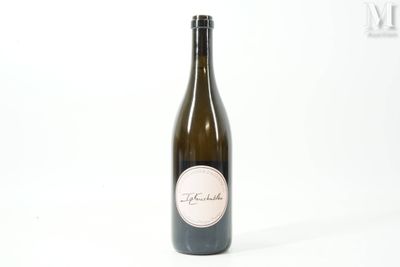 une bouteille de vin posée sur une table