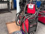 une caisse contenant du matériel de soudure dans le garage