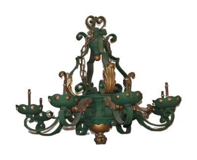 une image représentant un lustre vert suspendu au plafond