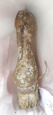 un objet en bois auquel est attachée une étiquette