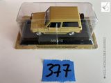 un camion jaune dans une boîte transparente posée sur une table