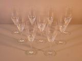 six verres à vin vides sont alignés sur une table