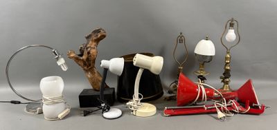 un grand nombre d'objets posés sur une table