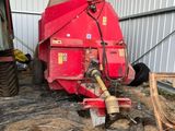 une grosse machine rouge garée dans un garage