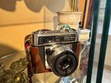 un appareil photo exposé dans une vitrine