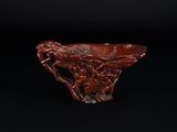 un bol en jade rouge sculpté de fleurs et de feuilles