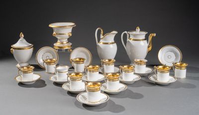 de nombreuses assiettes et tasses blanches et dorées sur la table